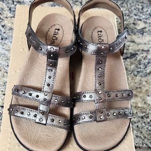 Taos party 2 pewter sandals size 7
